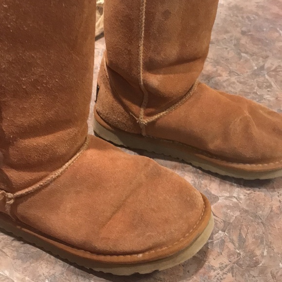 UGG classic shearling lined boots - Picture 8 of 14